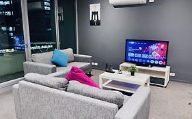 Modern 1-Bedroom Apartment In Cbd